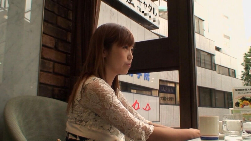 あなたの奥さんは大丈夫？！穏やかそうな表情の奥様はナンパしてきた男を拒めない！あれよあれよと身体をほじくられホテルで中出しセックス！ サンプル 1
