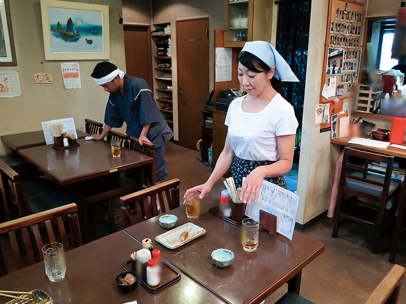 自慢のボディと美貌で男を堕とす働く熟女たち サンプル 3