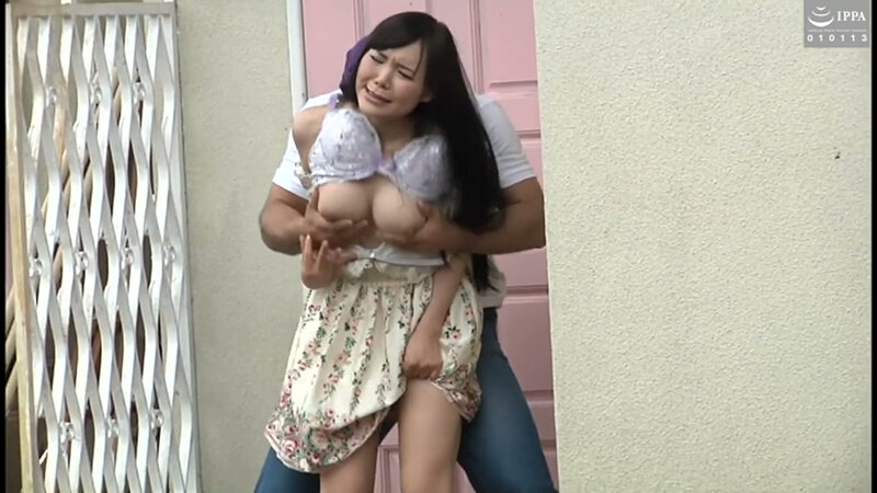 乳レ〇プ！極悪非道な男たちにおっぱいを犯●れる女子たち！ サンプル 1