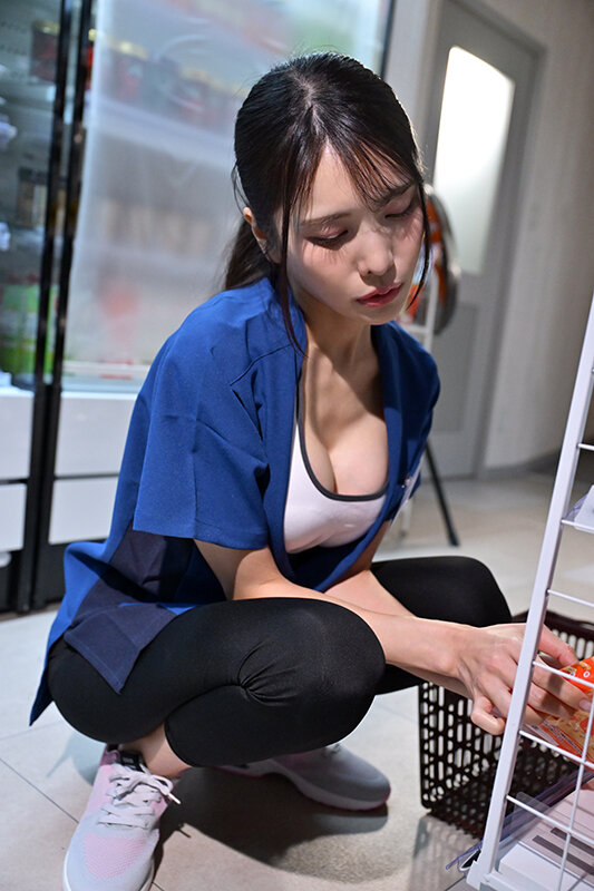 深夜のコンビニで寝盗られ堕とされた超キメパコ絶頂のヨガパンツ奥さん 花衣つばき サンプル 1