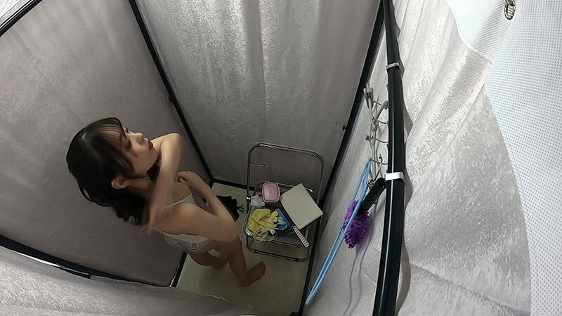 へそ出しルック！セクシーおねえさんのお着替え サンプル 6