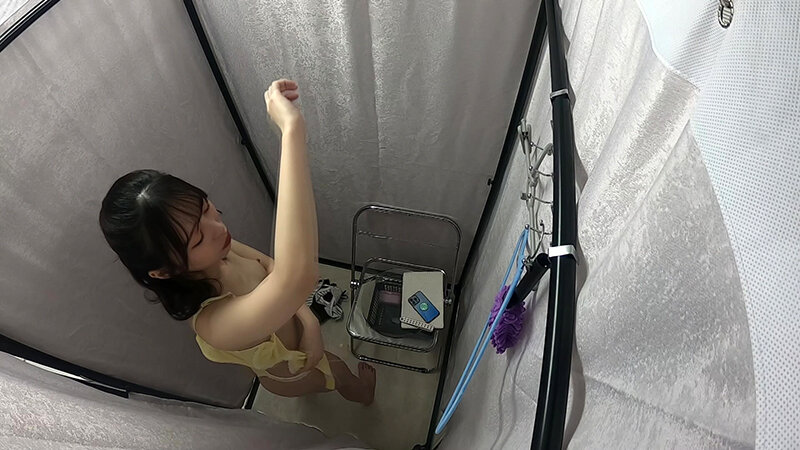 へそ出しルック！セクシーおねえさんのお着替え サンプル 3