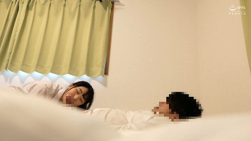 制服のままイチャイチャが始まって…。止まらないラブラブセックス！！ サンプル 2