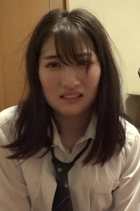 二本のチ〇ポを必死に頬張る!3PセックスのJK