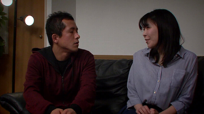 純朴熟女がデカチンに負けて喘ぎが止まらない…！ サンプル 3