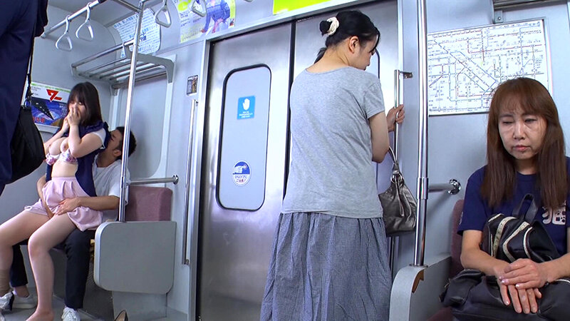 巨乳主婦が公共の場で他人棒に感じまくってしまう！ サンプル 7