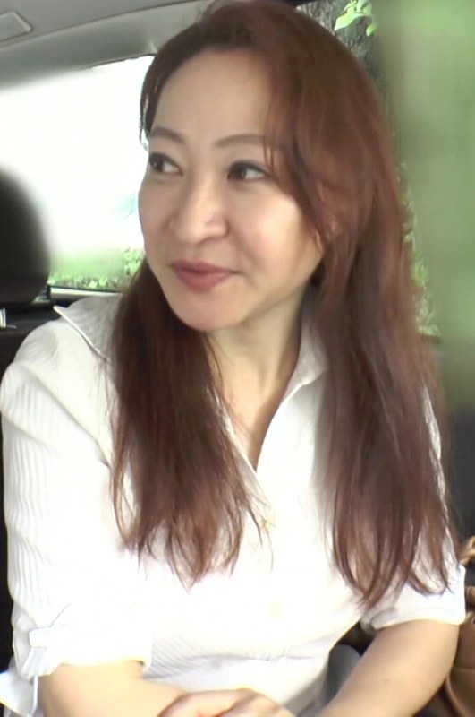 人妻の剛毛マ〇コに激しくピストン！