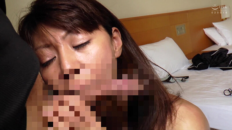 美味しそうにチ〇ポを頬張るスレンダー熟女さん！！ サンプル 5