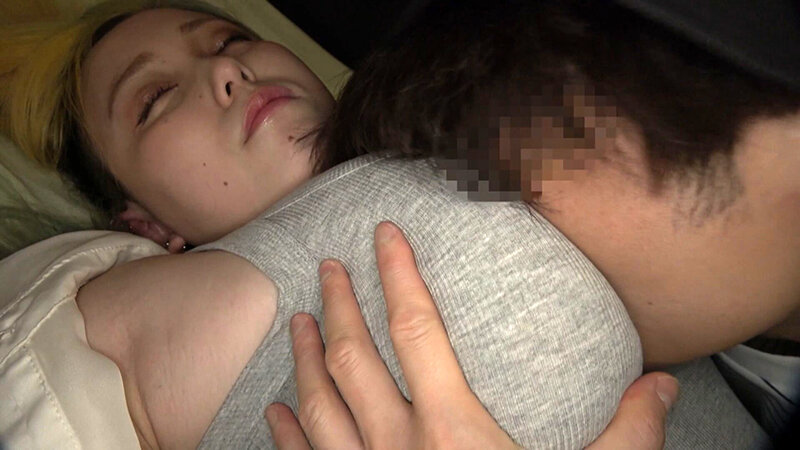 背徳感がクセになる。意識のないド爆乳ギャルを好き勝手にヤる！ サンプル 1