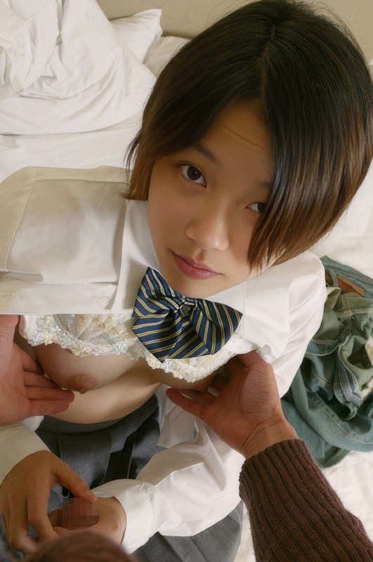 JKの柔肌を堪能！！オモチャで攻めたら足コキご奉仕。
