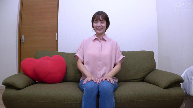 スレンダーな肢体に不釣り合いな人妻爆乳。長袖の下に隠された「激弱の脇」をノースリーブで晒す屈辱！ バンザイ強○＆馬乗り拘束で理性が焼き切れる 玉城夏帆 サンプル 1