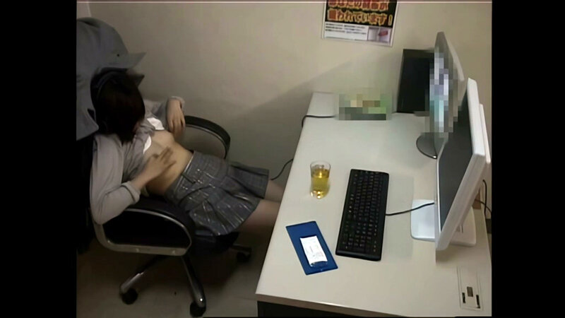 【AIリマスター版】盗撮 ネットカフェでオナニーする女 サンプル 2