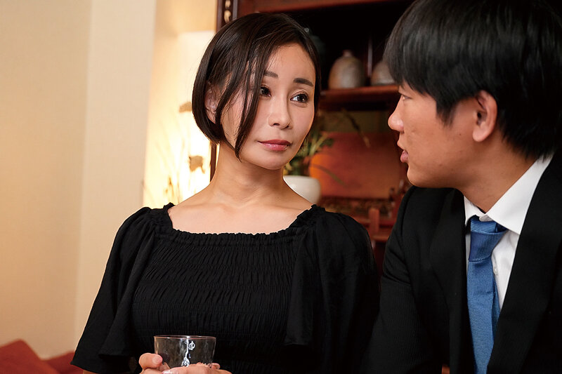 夫の三回忌の夜、娘婿と交わる未亡人の義母 明里ともか サンプル 3