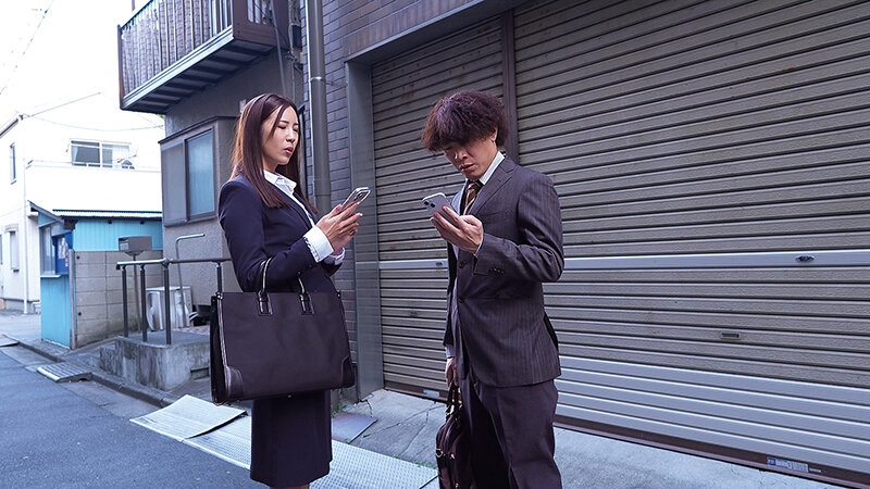 まさかの相部屋＆逆NTR 冴えない部下の俺に会社で一番の美人上司が… 水端あさみ サンプル 4