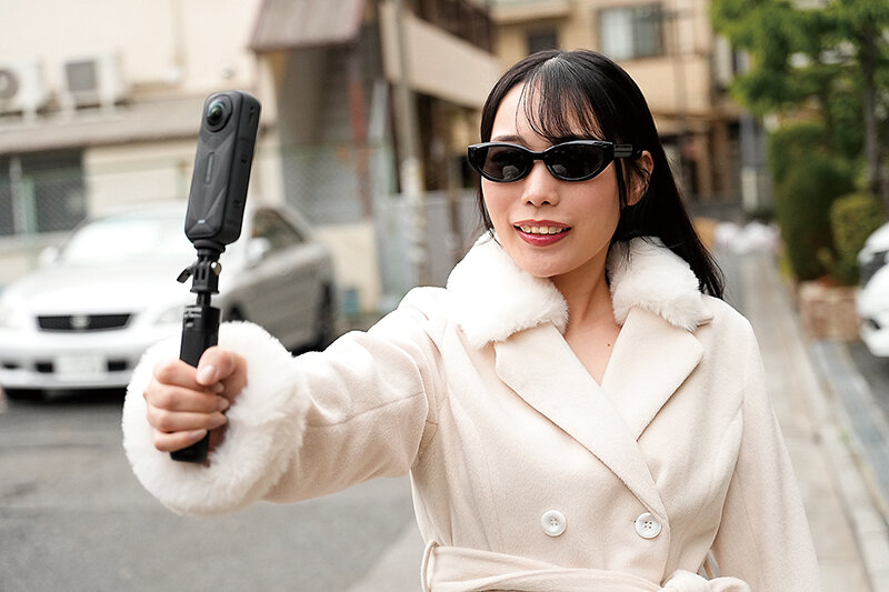 【人妻配信コラボ】『いつもよりエロい私を見てね』ネットで知り合ったカメラマンと密会！夫には絶対見せられない裸コートで男の家に押しかけ、玄関即尺から激しくイキまくる絶倫人妻の裏の顔 月乃ことね サンプル 6