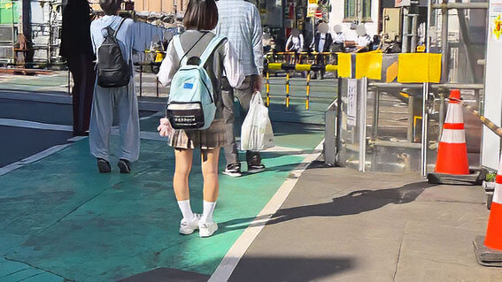 つきまとい ハツラツと遊び回る南国の香りがする小さな手足を元気いっぱい動かしながらパンチラも気にしない、まだちいさいのに化粧を覚えてスカートも短く色づき始め、二つ結びで活発そうにリュックを揺らし、手をつなぎ元気よく歩く少女を何日もつきまとい観察し…Special2 サンプル 16