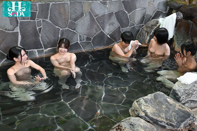 「恥ずかしい思いをさせて、ごめんなさい」混浴温泉に叔母に連れられて入ったら裸を見て勃起！しかも周りは女性だらけ！バレたらまずいと困っていると叔母がこっそり手で抜いてくれることに...しかも叔母も次第に興奮してしまい...！ サンプル 5