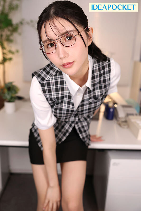 【VR】昼は地味な事務職員、夜はブッ壊れた女王様 軽い気持ちで声を掛けたらロックオン 詰められ、見下され、踏み躙られ… 男の尊厳を奪われ辱められる冷酷淫語調教 藤咲まい サンプル 2
