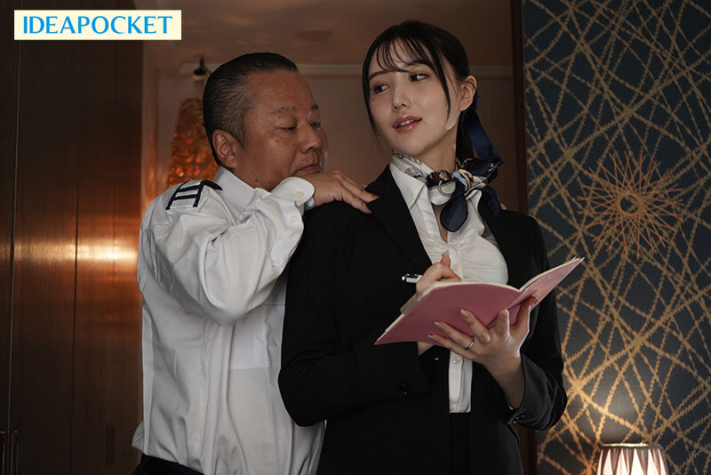 フライト後の滞在先で変態脚フェチ機長と汗だくベロキス性交に溺れる美脚パンストCA 藤咲まい サンプル 2
