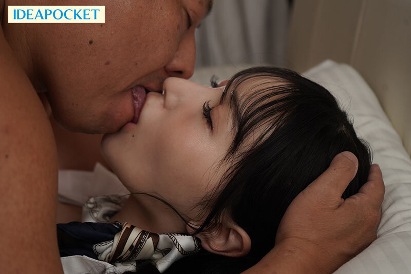 フライト後の滞在先で変態脚フェチ機長と汗だくベロキス性交に溺れる美脚パンストCA 藤咲まい サンプル 3