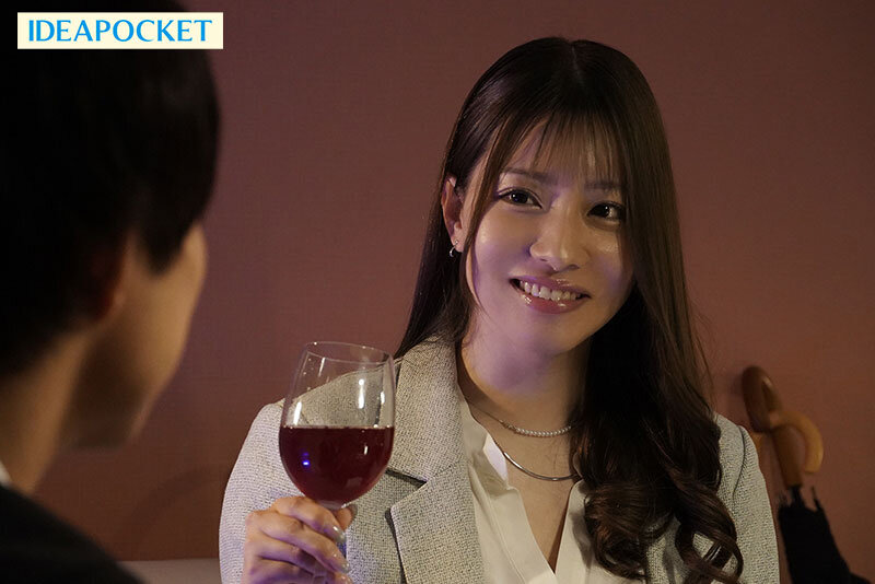 出張先で高嶺の花の女社長と相部屋に… 圧倒的美巨乳にフル勃起した童貞の僕を受け入れてくれた優しさに甘えて朝まで暴走むしゃぶりつき性交 ひなの花音 サンプル 2