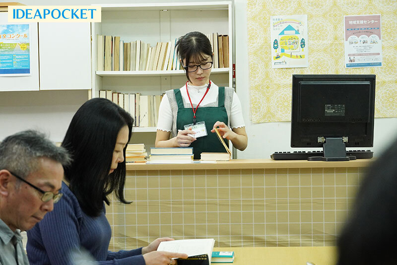 おっとり無口な地味司書さんの裏の顔は脱いだらスリム巨乳のむっつり淫乱痴女 坂井美桜 サンプル 1