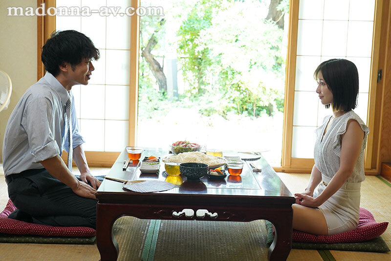 汗ほとばしる人妻の圧倒的な腰振りで、僕は一度も腰を動かさずに中出ししてしまった。 小島みなみ サンプル 1