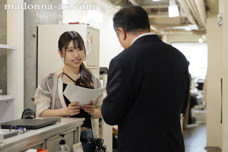 「絶対に、絶対に…声出しちゃダメですよ？」美容関係の営業の僕は店長の芽衣さんとある日、突然急接近ー。閉店後も、営業中も…濃密W不倫に溺れている。 さつき芽衣 サンプル 1