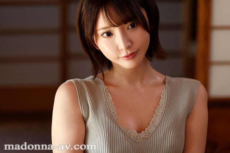 汗ほとばしる人妻の圧倒的な腰振りで、僕は一度も腰を動かさずに中出ししてしまった。 新妻ゆうか サンプル 1