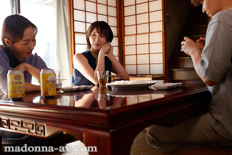 汗ほとばしる人妻の圧倒的な腰振りで、僕は一度も腰を動かさずに中出ししてしまった。 新妻ゆうか サンプル 2