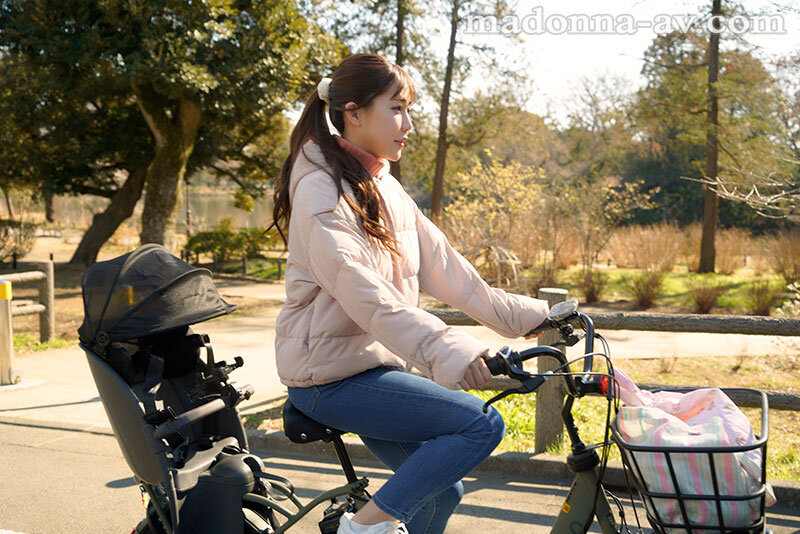 毎朝、保育園に通う子供の送り迎えで顔を合わせる美人妻に誘われて、夕方お迎えの時間まで不倫中出し絶倫性交に溺れた僕。 一乃あおい サンプル 1