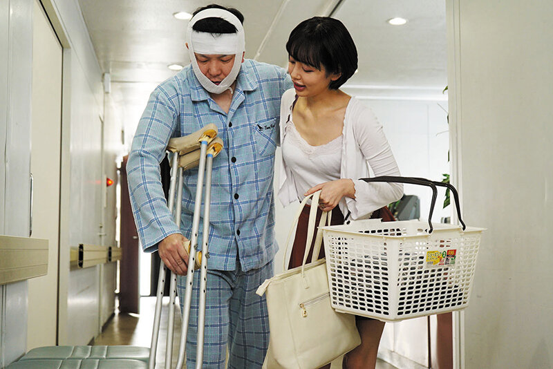 同級生の妻 入院生活で溜まりまくった俺のベッドに友人夫婦が見舞いに来て 美咲かんな サンプル 18