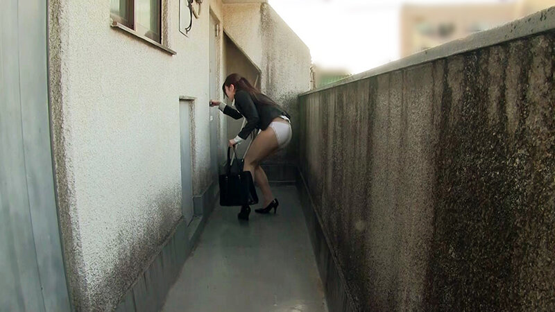 潜入！【痴●団地】～触られたい女達が集うぶっかけアパートメントを体験取材！痴●フリーな女記者しおり～ 倉木しおり サンプル 8