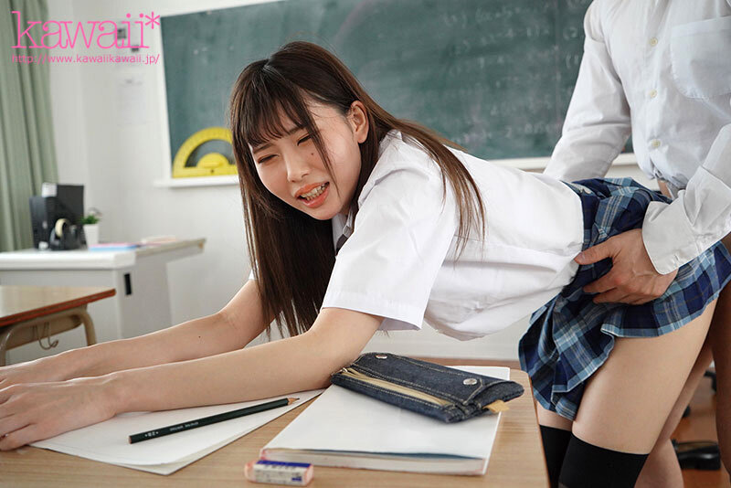 kawaii*美少女39人と制服着たままスカートまくり上げ鬼突きピストン77本番 サンプル 11