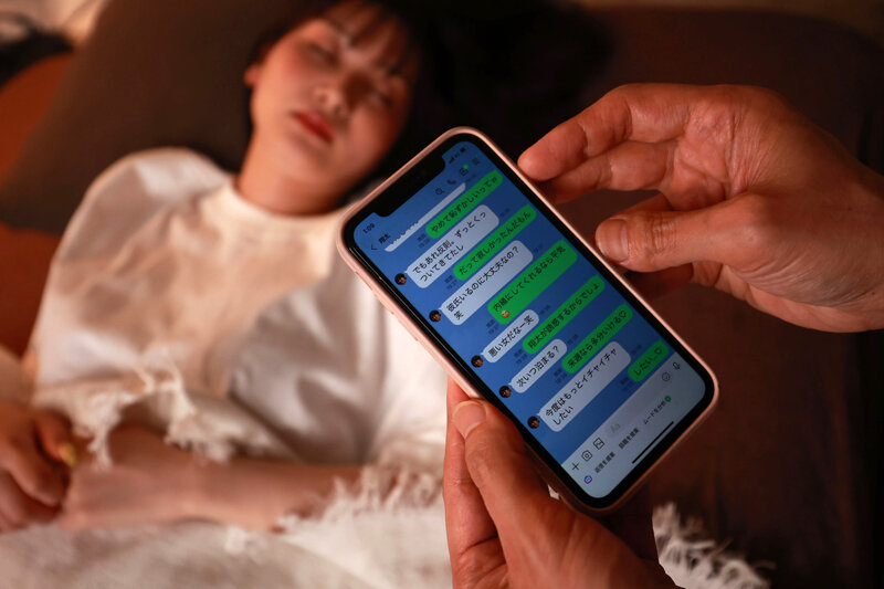 【VR】【8K】深夜1時、寝ている彼女のスマホを見たら浮気…メチャクチャ謝ってきてずっとキスされ耳元で 好き 大好き を囁かれ気が狂うほどヤリまくった仲直りSEX 月瀬りりあ サンプル 2