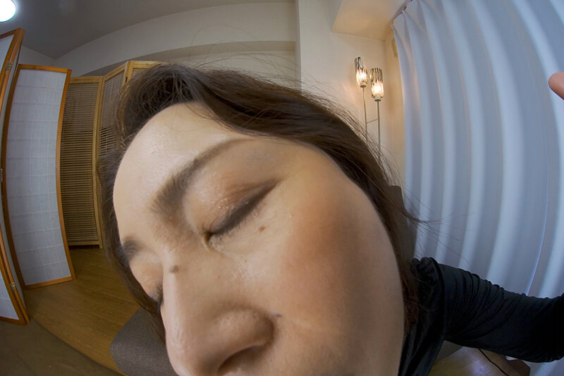 【VR】五十路熟女に顔を舐められてぞわぞわするVR サンプル 10
