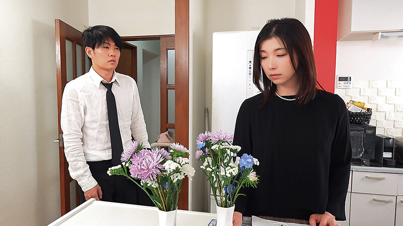 夫の初七日に義理の息子と友人の夜●いを受け、遺影の前でメス堕ちする義母 加藤ツバキ サンプル 4