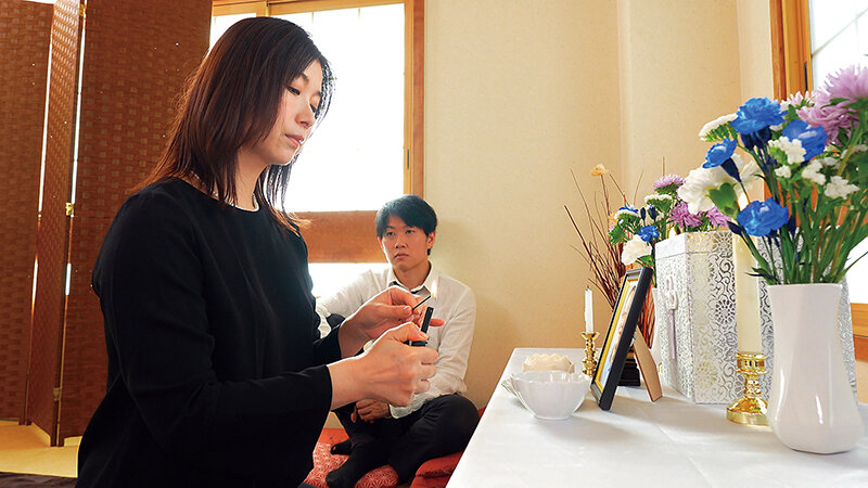夫の初七日に義理の息子と友人の夜●いを受け、遺影の前でメス堕ちする義母 加藤ツバキ サンプル 5