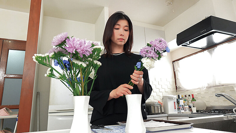 夫の初七日に義理の息子と友人の夜●いを受け、遺影の前でメス堕ちする義母 加藤ツバキ サンプル 3