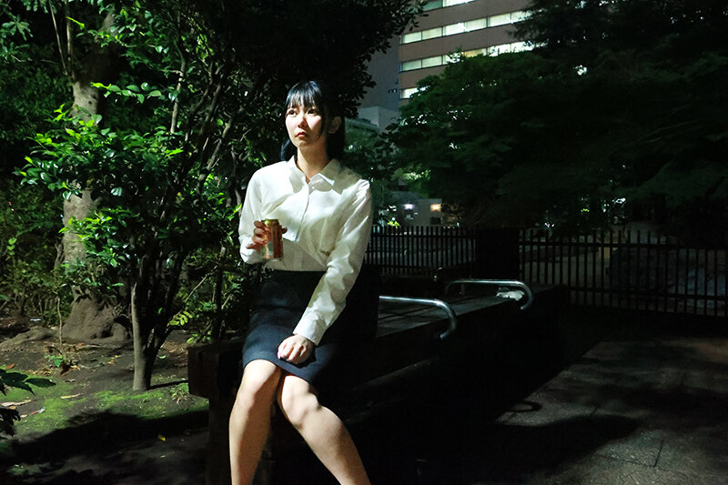 夜の公園でぼっち飲みしてるホロ酔いOLをナンパしたらほぼヤレる説を検証！（1） 天野花乃 サンプル 8