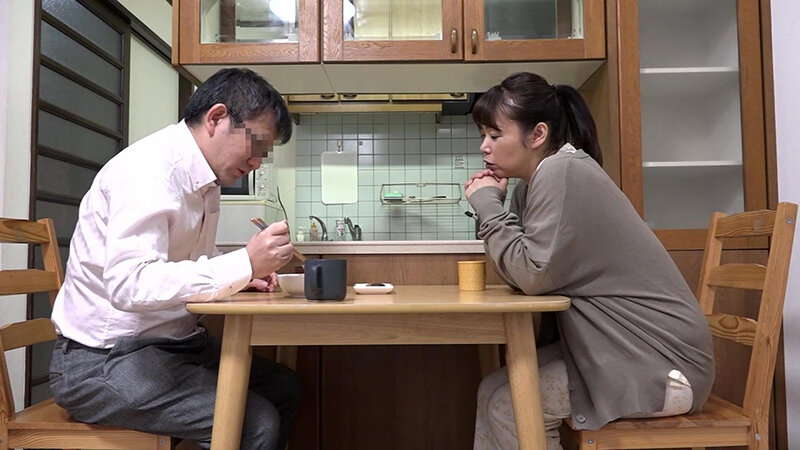 ごく普通の夫婦 リアルな夜の営み隠し撮り豪華版～酒の勢いで久しぶりにSEXする妻（50歳）から出張帰りの夫と甘々性交する爆乳妻（38歳）まで サンプル 8