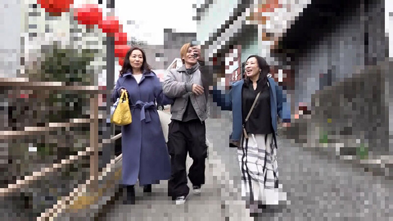 混浴温泉で義母とその妹に囲まれフル勃起した僕。欲求不満姉妹に朝まで搾り尽くされた秘密の一泊旅行 サンプル 2