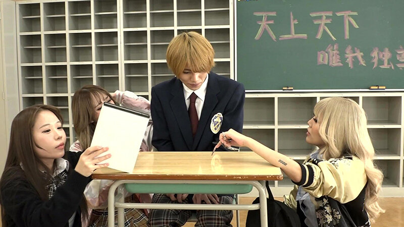 「ほら、うちらにケツ穴掘られて女の子みたいにイっちゃいなよw」ヤンキービッチ女子●生たちが入学早々目を付けたかわいい童貞男子のアナルを強●メスイキ開発 サンプル 1