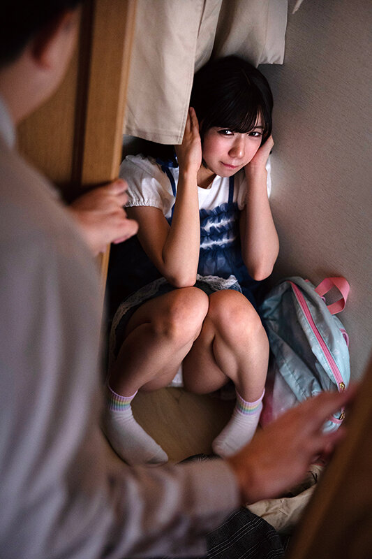 強●回避かくれんぼ お父さんとお義母さんが居ない間に、知らないおじさん達がやってきました。怖かったので、逃げました。押し入れにも隠れました。でも、捕まってしまいました…。 日向由奈 サンプル 1