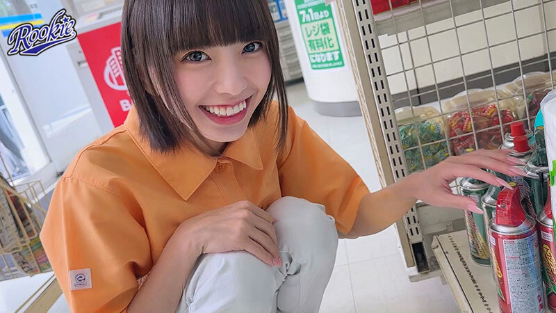 性欲溢れたコンビニバイト彼女は客がいるのにバイトテロ密会＆時短エロ奉仕でザーメンぶっこ抜き！！仕事終わりも変態オマ●コフル稼働でハメまくる24時間ド発情営業。 雫月心桜 サンプル 1