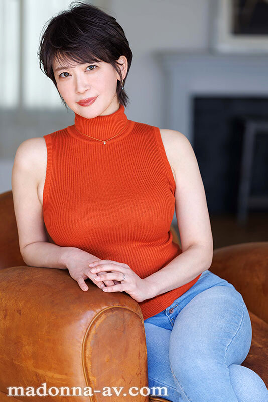 彼女が歩くだけで、下町の商店街さえランウェイに見えるー。 某人妻ファッション誌の読者モデル 秋月夕 47 歳 AV DEBUT サンプル 1
