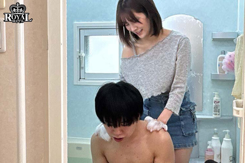 想像以上に大人になった幼馴染のエロ過ぎるおっぱいにフル勃起！互いの両親が不在で、年下の幼馴染が我が家にお泊りにやって来た。 鳳みゆ サンプル 2