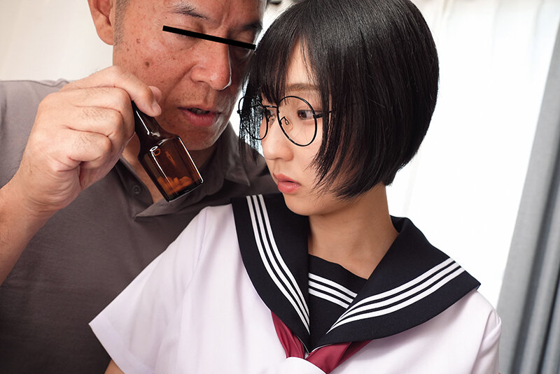 メガネを掛けた無垢な子に変態わいせつ行為をしたら…興味津々で欲しがり顔…初体験の生チ●コの感触に「本物は初めてです。」と懐き、トロけた顔で崩壊絶頂する地味カワで巨乳のパイパン●学生るか 糸井瑠花 サンプル 13