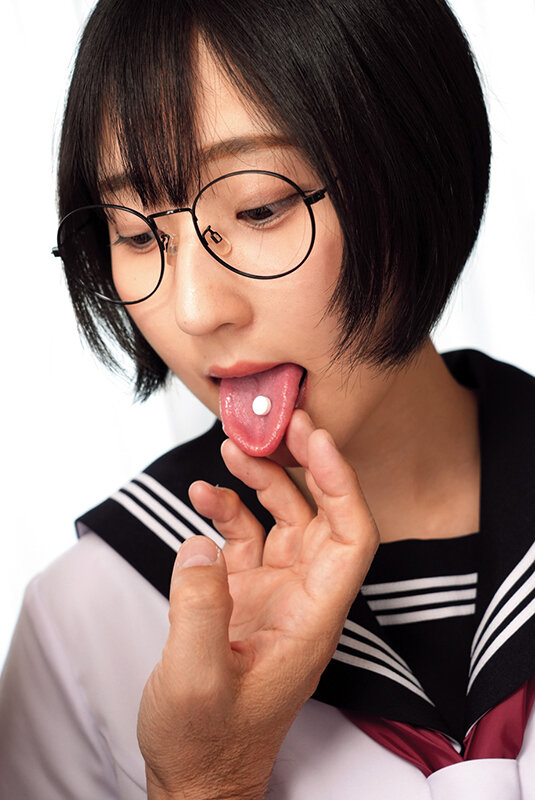 メガネを掛けた無垢な子に変態わいせつ行為をしたら…興味津々で欲しがり顔…初体験の生チ●コの感触に「本物は初めてです。」と懐き、トロけた顔で崩壊絶頂する地味カワで巨乳のパイパン●学生るか 糸井瑠花 サンプル 15