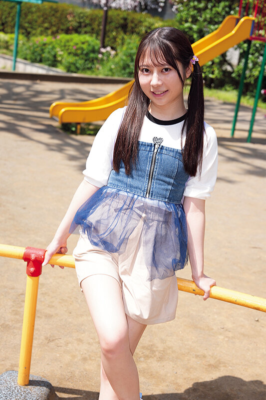 小さなカラダの女の子を連れ込みパンツを脱がせて幼膣パイパンマ●コにデカチン捻じ込み中出し放題！ サンプル 11